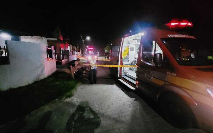 Penha – Motociclista bate contra muro em Armação e morre no local