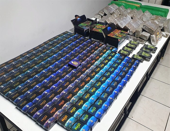 Joinville - Casal é preso com maconha e essência de maconha para cigarro eletrônico na BR-101