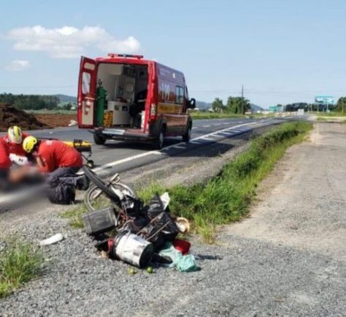 Ilhota - Ciclista fica gravemente ferido após colidir contra caminhonete na BR-470