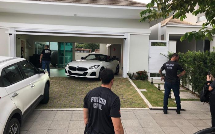 Balneário Camboriú - Avião e carrões de luxo são apreendidos em operação policial que investiga lavagem de dinheiro 
