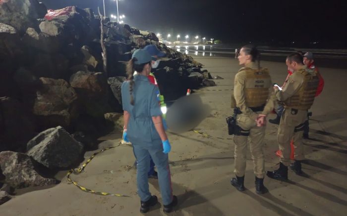 Navegantes - Corpo de homem aparece boiando na praia do Gravatá 