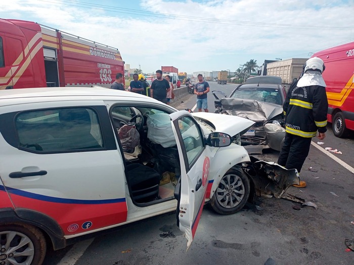 Navegantes – Acidente entre dois veículos deixa motorista preso às ferragens na BR-470