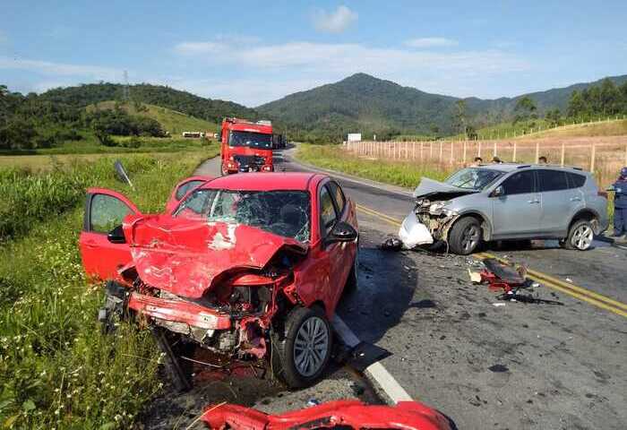 Itapoá – Três pessoas ficam feridas em acidente na rodovia SC-416