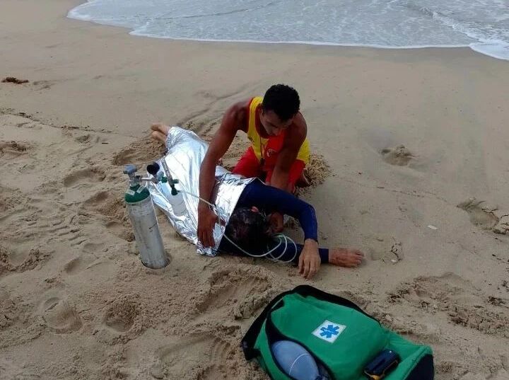 Barra Velha – Idoso é salvo por guarda-vidas na praia de Itajuba 