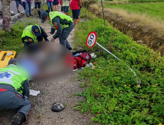 Gaspar - Motociclista bate contra placa se sinalização e fica gravemente ferido