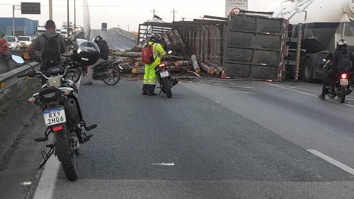 Navegantes – Caminhão carregado de madeira tomba na BR-101 e gera congestionamento na rodovia