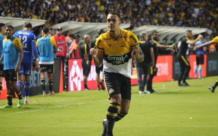 Criciúma marca no fim e vence o Brusque no primeiro jogo da final