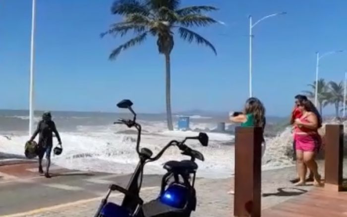 Maré Alta – Praias de Barra Velha registraram ontem ondas grandes e ressaca 