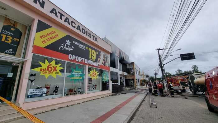 Ilhota - Fogo destrói parcialmente loja de vestuários localizada na Rua 21 de Julho no Centro da cidade
