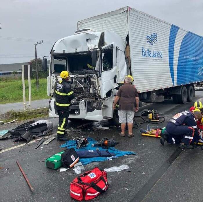 Navegantes – Caminhoneiro fica preso às ferragens em acidente na BR-470