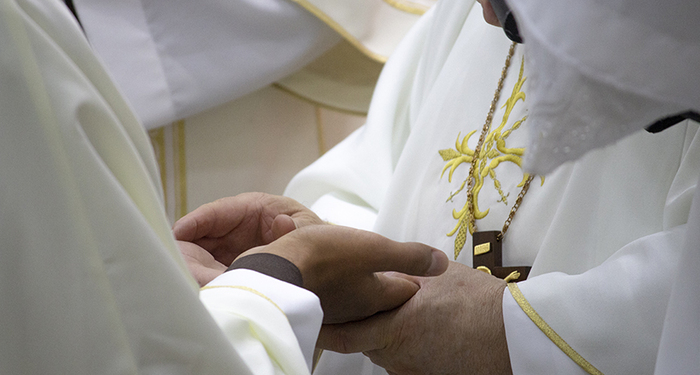 Camboriú – Padre é liberado a exercer sacerdócio após ser acusado indevidamente de abusar crianças