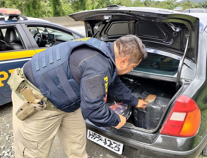 Garuva - PRF apreende 189 quilos de maconha e skunk na BR-101