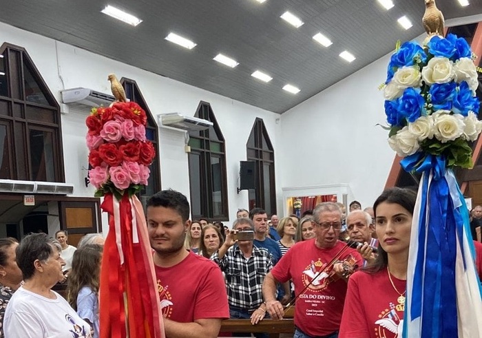 Peditório - Visitas dos imperadores e foliões do Divino Espírito Santo iniciam em Barra Velha e São João do Itaperiú