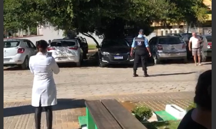 Nervosinho - Homem agride mulher e quase atropela vigilante no Pronto Atendimento de Balneário Piçarras 