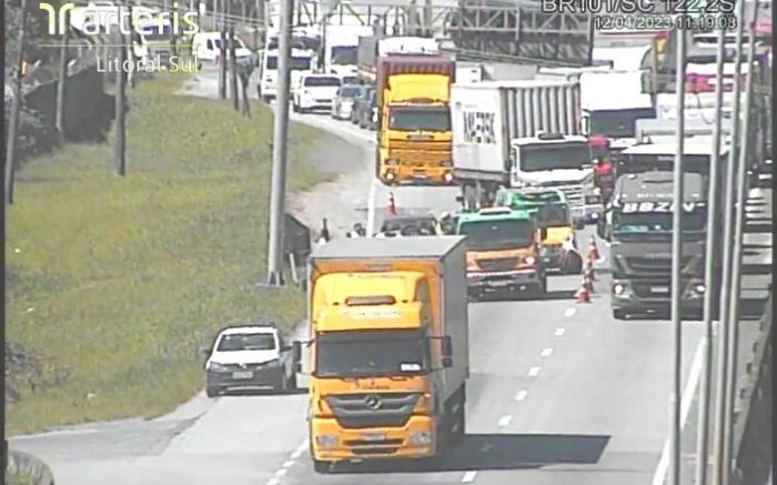 Itajaí - Capotamento deixa fila de 11 quilômetros na BR-101 