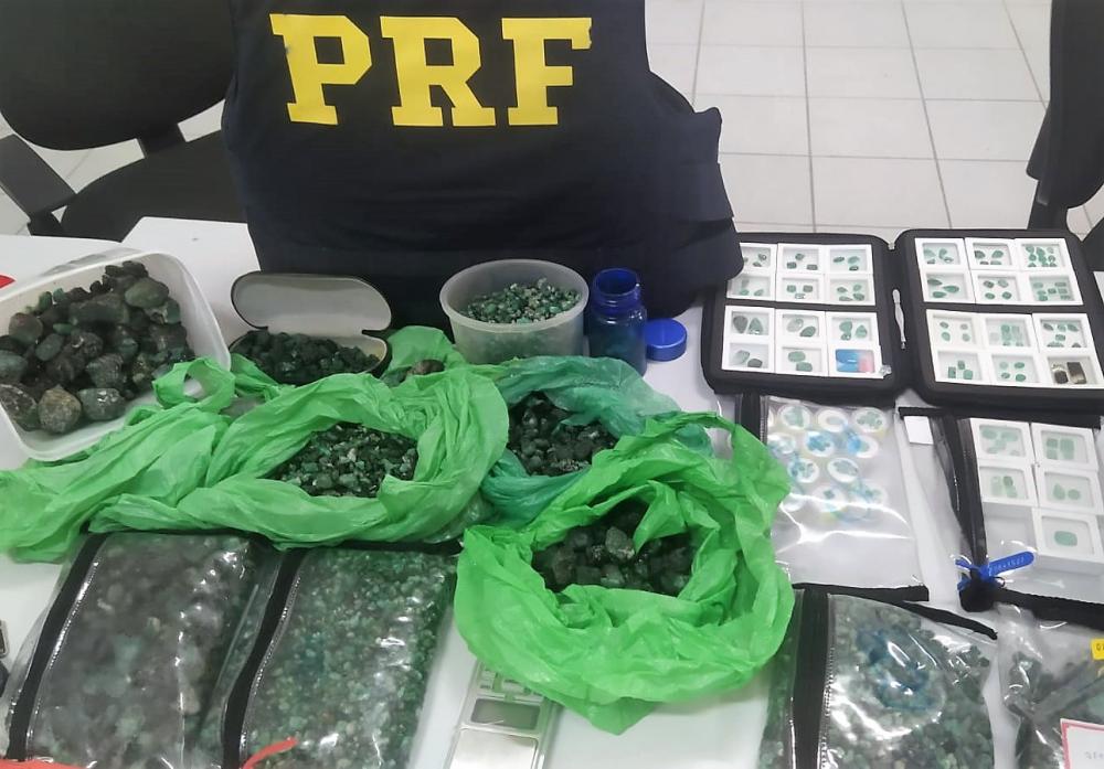 Rio do Sul - PRF apreende cerca de 10 kg de pedras semelhantes a esmeraldas na BR-470