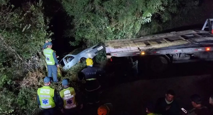 Rio Negrinho - Jovem morre e três pessoas desaparecem após carro cair em represa