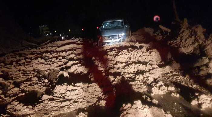 Intransitável – Queda de barreira interdita totalmente a BR-280 na Serra de Corupá