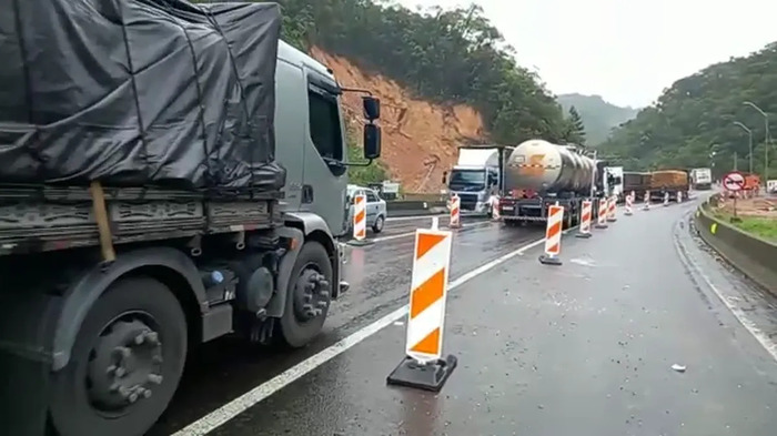 Serra de Guaratuba - PRF bloqueia BR-376 devido às chuvas