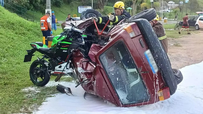 Blumenau - Carro tomba na pista e moto vai parar dentro do veículo no bairro Itoupava Central 