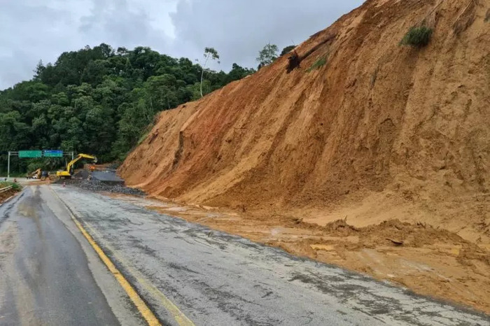 Serra de Corupá é liberada para veículos leves após queda de barreira