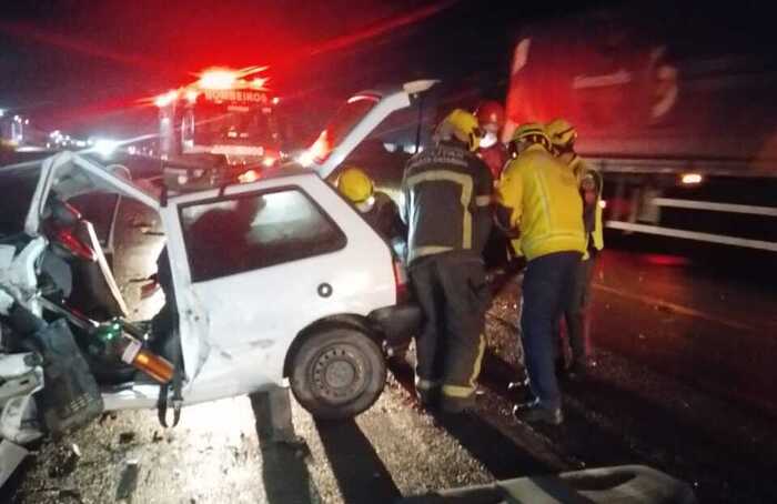 Araquari – Acidente entre Fiat Uno e caminhão deixa motorista preso às ferragens