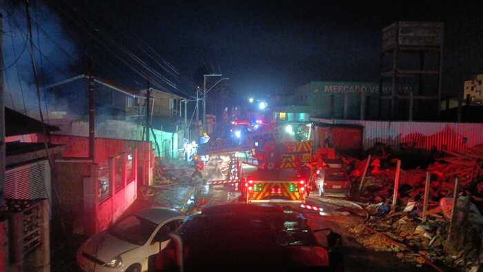 Itajaí - Residência é completamente destruída pelo fogo no bairro Cordeiros