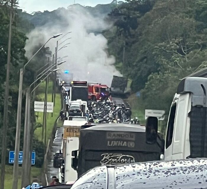 Guaratuba - Caminhão é destruído por incêndio e deixou a BR-376 no sentido SC interditada