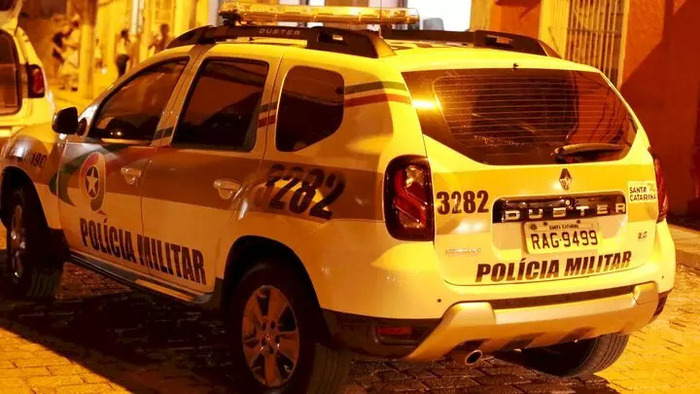 Indaial – Homem é encontrado morto após ser esfaqueado e baleado dentro de casa