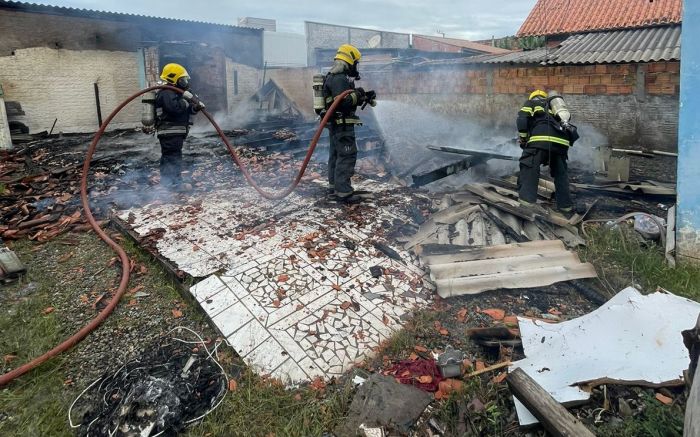 Penha - Casa é destruída por incêndio no bairro Armação do Itapocoroy