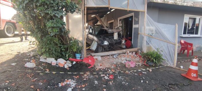 São Francisco do Sul - Motorista fica em estado grave após colidir com lanchonete na SC-415
