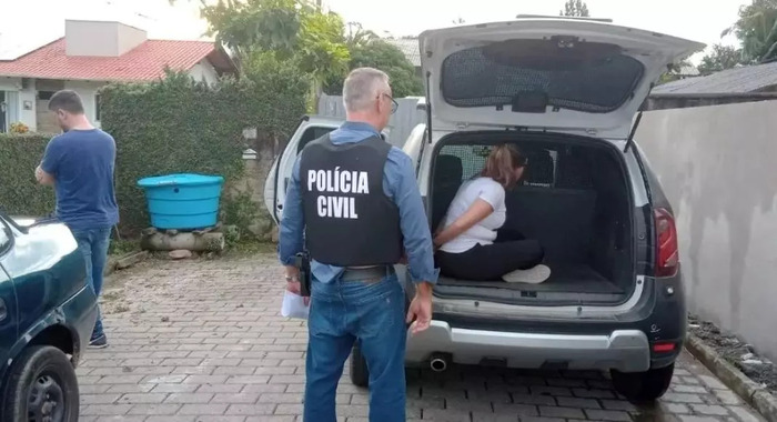 Indaial - Mulher é presa suspeita de ser mandante de assassinato de tio morto a pauladas