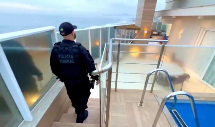 Navegantes - PF prende advogado, esposa e dois PMs acusados de lavagem de dinheiro do tráfico de drogas 