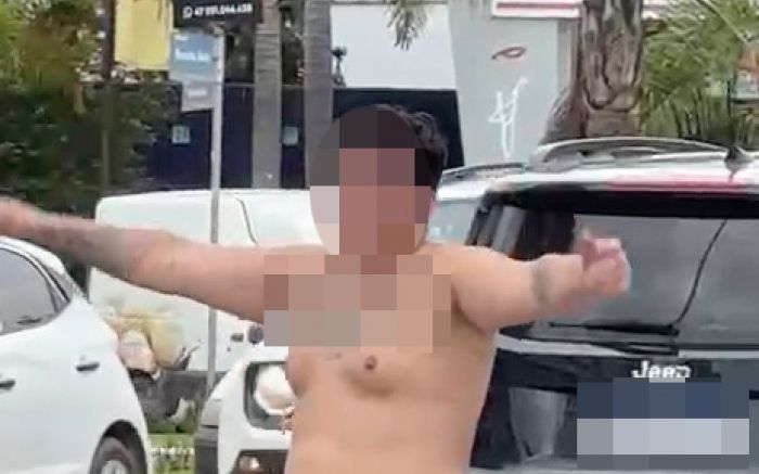 Itajaí - Homem nu, em surto, interdita o trânsito na rodovia Osvaldo Reis