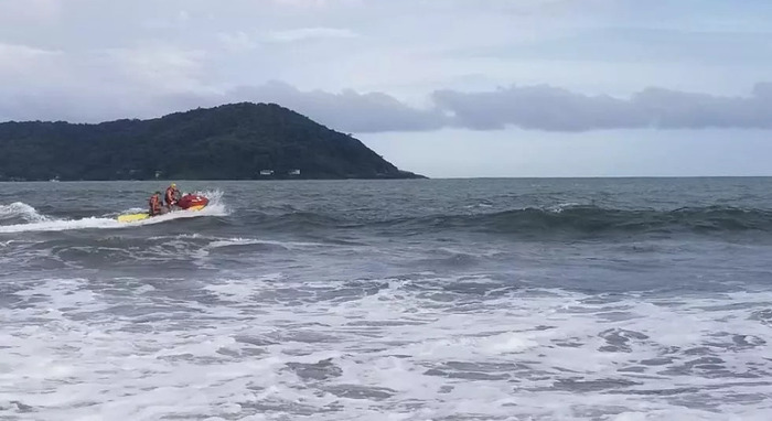 São Francisco do Sul – Banhista é resgatado após afundar na praia do Ervino