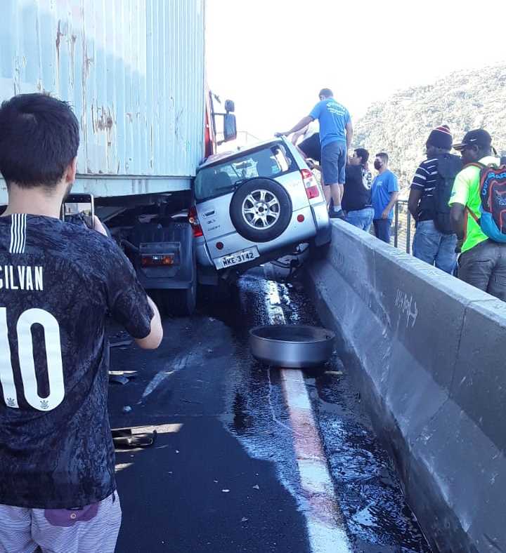 Acidente sobre a ponte do rio Itajaí Açu deixa duas pessoas gravemente feridas e resulta em engarrafamento de mais de 10 quilômetros