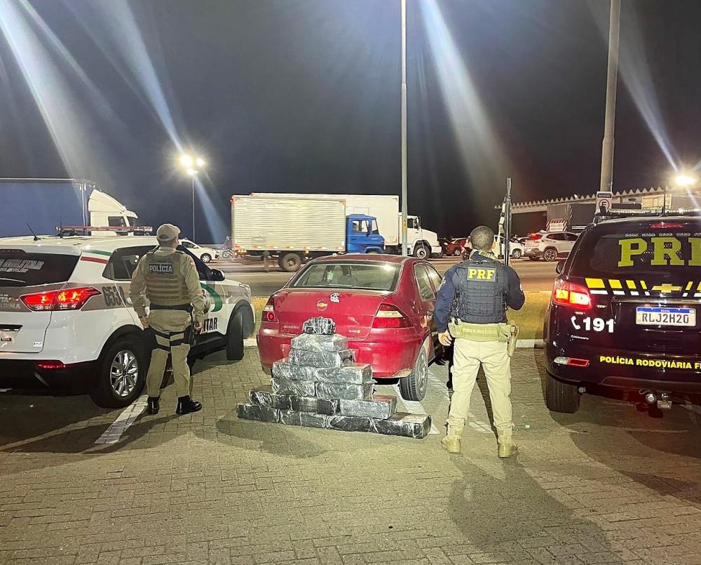 Porto Belo - Ação conjunta PRF e PM apreende 151 kg de maconha na BR-101