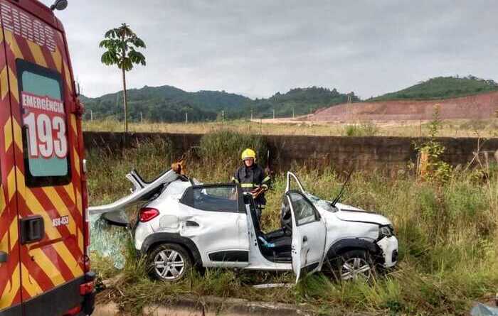 Itajaí – Acidente envolvendo um Sandero e um Fiat Mobi deixa motorista preso às ferragens