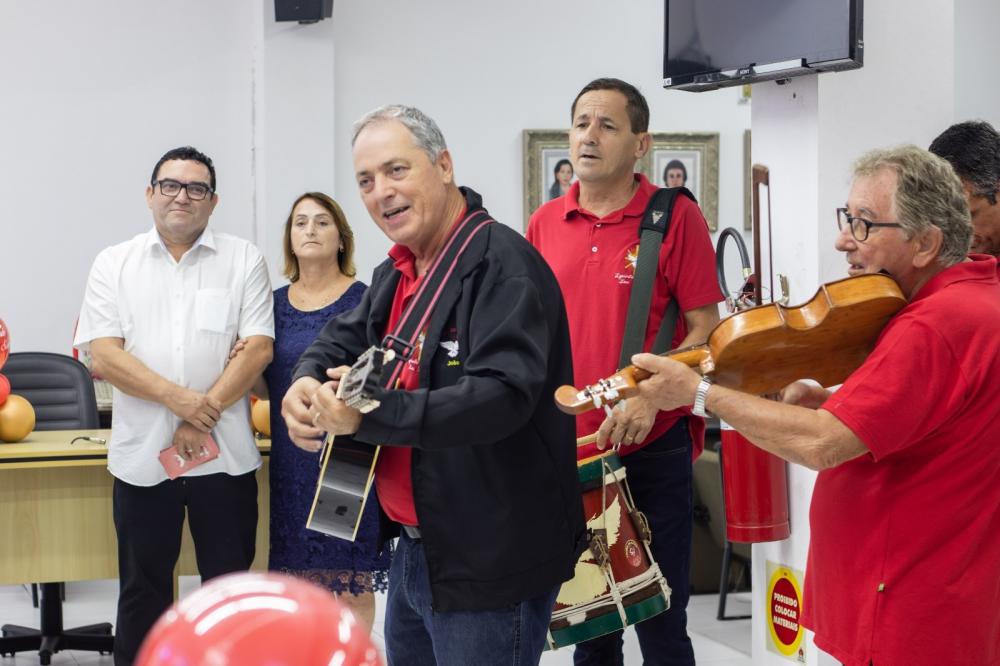 Penha – Câmara de Vereadores recebe a visita da Bandeira do Divino Espírito Santo