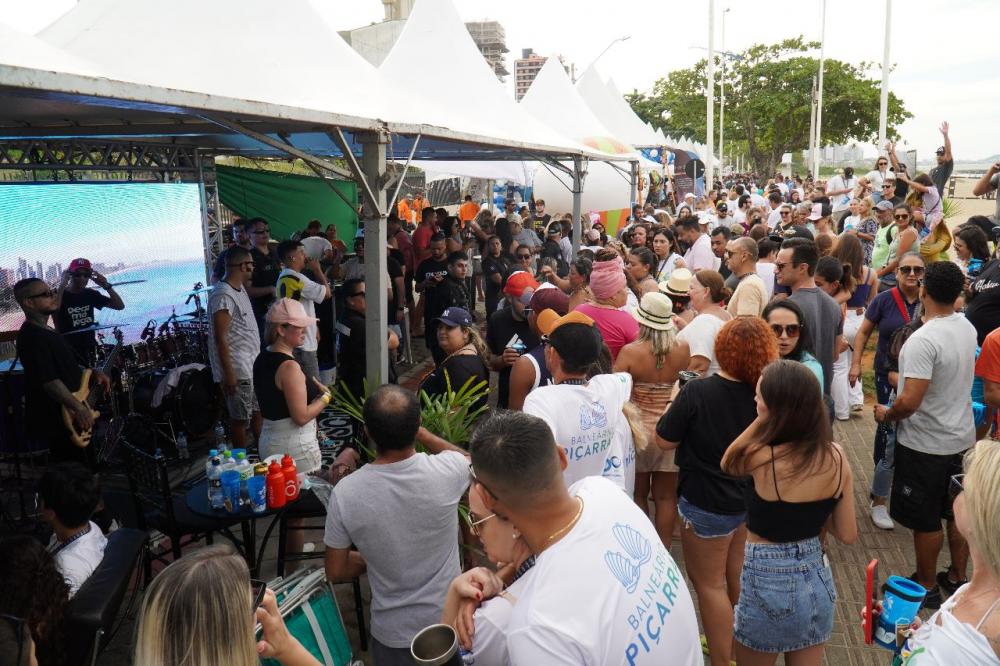 Balneário Piçarras - 15º Encontro dos Amigos reuniu cerca de 6 mil pessoas na beira-mar