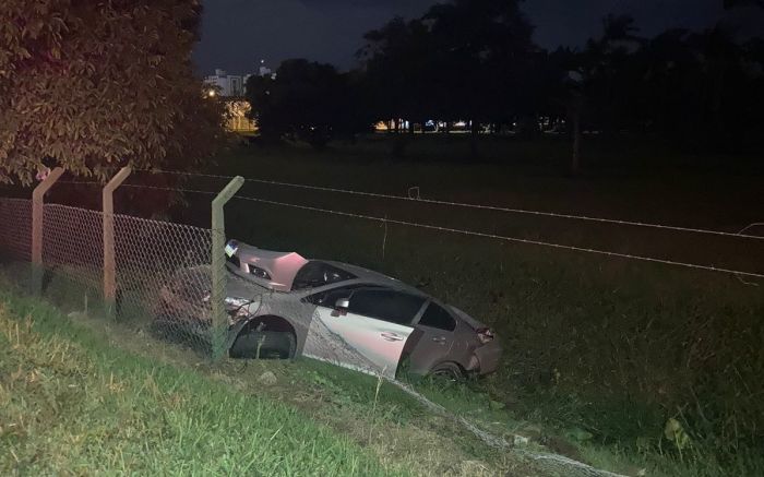 Porto Belo - Polícia persegue assaltantes que caem em vala na BR-101