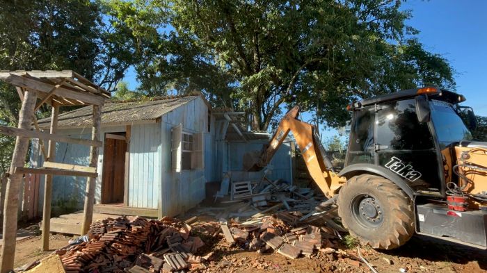 Balneário Piçarras - Prefeitura faz demolição de casas irregulares no Bela Vista