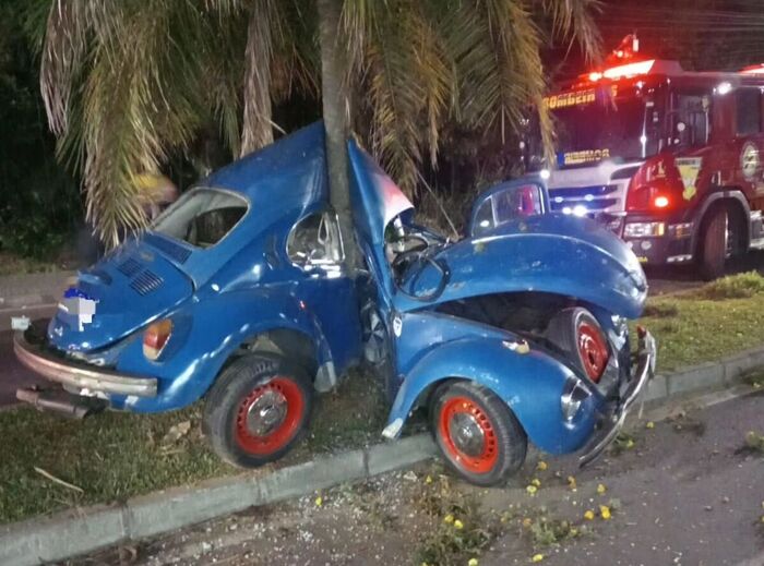Indaial – Motorista fica gravemente ferido ao bater com Fusquinha em árvore no bairro Tapajós
