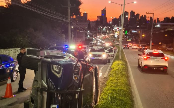 Itajaí - GM capotou viatura perseguindo motorista que fugiu da praia da Atalaia