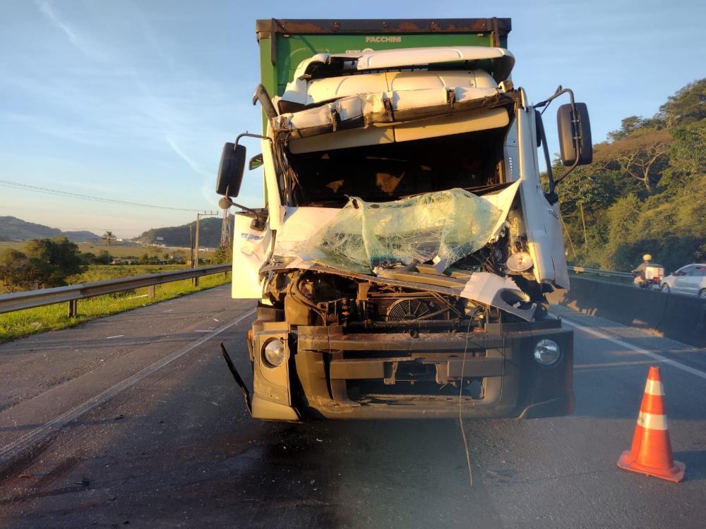 Penha – Colisão entre dois caminhões e um Fiat Toro trancou a BR-101 no quilômetro 107