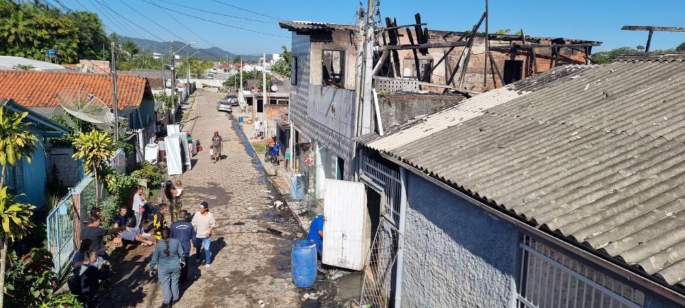 Balneário Piçarras – Fogo destrói moradia no bairro Nossa Senhora da Paz