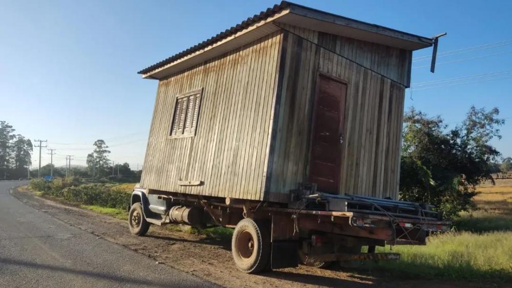 Flagrante – Casa sobre rodas é flagrada pela PMRv na SC-285