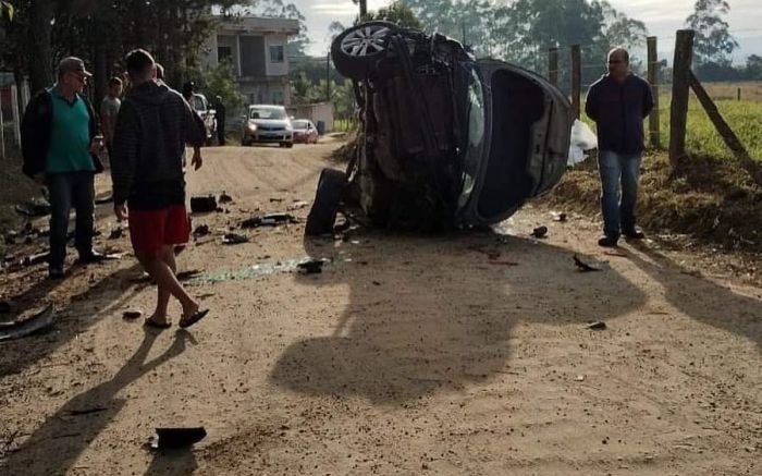 Navegantes - Carro acerta árvore e capota no Escalvados