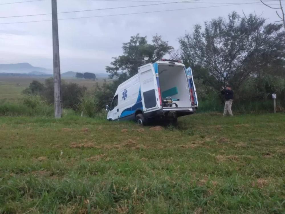 Penha - Ambulância de Penha se acidenta no km 114 da BR-101