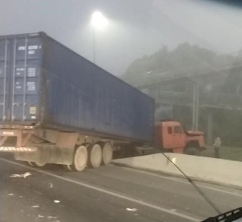 Itajaí - Carreta sai de pista no km 121 da BR-101 sentido sul e provoca grande congestionamento